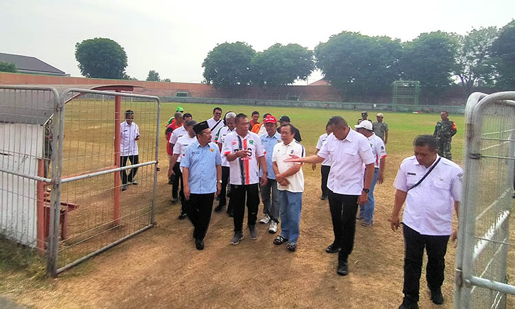 DINILAI KURANG LAYAK: Pj Bupati Pasuruan Andriyanto saat meninjau kondisi Stadion R Soedrasono, Pogar, Bangil, beberapa waktu lalu.