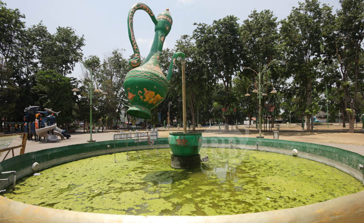 KOTOR: Kolam teko di Alun-Alun Kota Probolinggo tampak kotor dengan adanya sampah dan lumut, Selasa (7/11) siang.