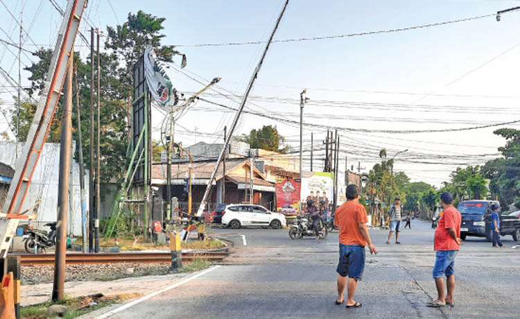 SEGERA DIGANTI: Kondisi Perlintasan Pilang, Kota Probolinggo, beberapa waktu lalu. Palang pintu ini sering rusak dan akan segera diganti.