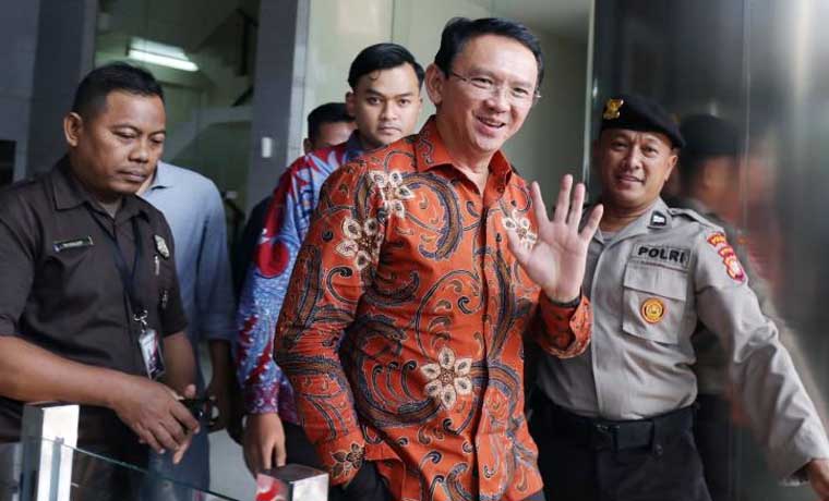 Komisaris Utama Pertamina Basuki Tjahaja Purnama alias Ahok berjalan menuju mobilnya usai menjalani pemeriksaan di gedung KPK, (7/11). (Fedrik Tarigan/ Jawa Pos)