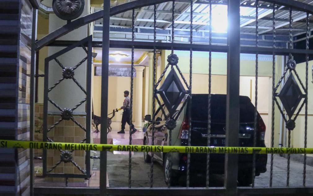 MASIH DISELIDIKI: Rumah pasutri Sugiono dan Endang di Dusun/Desa Randupitu yang dipasang garis polisi.
