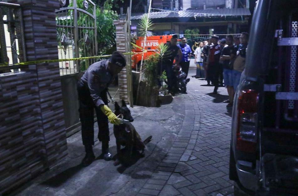CARI JEJAK: Anjing pelacak yang dikerahkan polisi. Hingga berita ini diturunkan jelang Rabu (8/11) dini hari, anjing pelacak masih ada di lokasi.