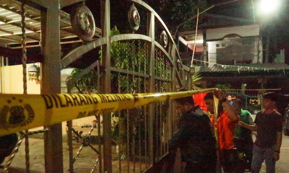 POLICE LINE: Garis polisi yang dipasang di pagar rumah pasutri Sugiono dan almarhum Endang.