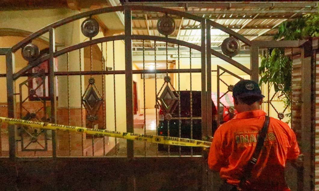 PERLU DIDALAMI: Personel Inafis Polres Probolinggo di lokasi kejadian.