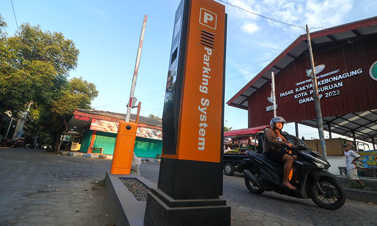 BELUM BERFUNGSI: Kondisi portal e-parkir di Pasar Kebonagung yang tak kunjung difungsikan, meski sudah dipasang setahun terakhir.
