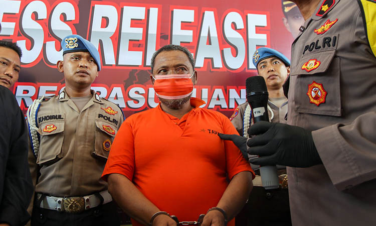 RAJA TEGA: Khoiri alias Satir saat kasusnya dirilis di Mapolres Pasuruan. Polisi bakal memeriksa kejiwaan tersangka pembunuh menantu yang tengah hamil tersebut.