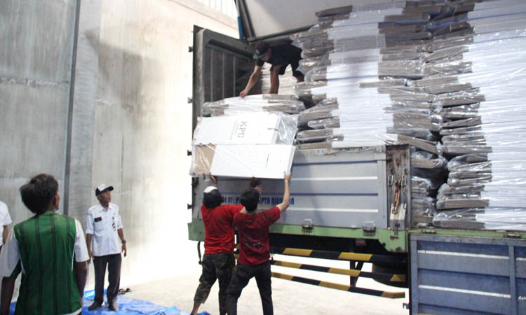 DITURUNKAN: Sejumlah pekerja menurunkan kotak suara Pemilu 2024. Jumlahnya mencapai 3.355 unit kotak suara.
