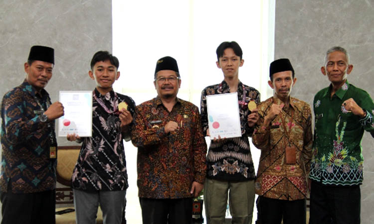 MEMBANGGAKAN: Pelajar MAN 1 Pasuruan M. Nasirudin dan Fachri Insan Hidayatulloh usai menghadap Pj Bupati Pasuruan Andriyanto (tiga dari kiri) bersama pihak sekolah.