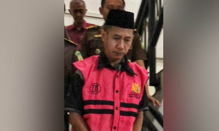 DIGELANDANG: Mantan Pj. Kepala Desa Ranuwurung Wahyudi Sofyan saat di Kejari Kabupaten Probolinggo dan hendak dititipkan ke Rutan Kraksaan, Rabu (8/11).