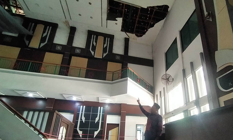 LAPUK: Ketua DPRD Kabupaten Pasuruan Sudiono Fauzan saat meninjau kondisi atap plafon kantor DPRD Kabupaten Pasuruan yang ambrol, (8/11).