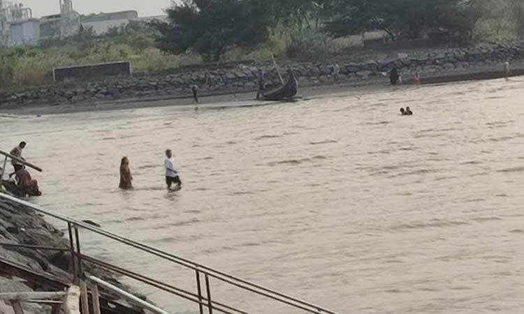 NEKAT: Areal Kumkum di sisi selatan dipenuhi pengunjung yang berendam. Mereka nekat berendam di jam-jam tertentu, seperti pagi dan sore.