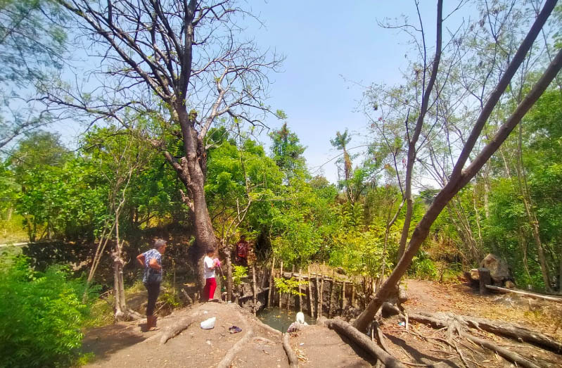 PERBATASAN DUA KECAMATAN: Sumber Banyu Pahit berada di perbatasan Desa Raci, Kecamatan Bangil dan Desa Gerongan, Kecamatan Kraton.