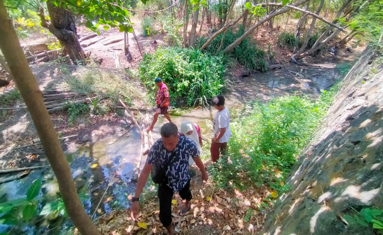 DIPERCAYA: Sampai saat ini, Sumber Banyu Pahit tetap dipercaya bisa menyembuhkan sakit kulit.