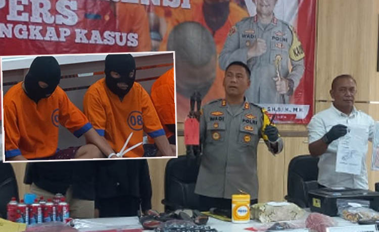 BAKAL DISIDANG: Bambang dan MN yang menjadi tersangka pembunuh Ariati saat dirilis di Mapolres Probolinggo Kota, Jumat (10/11).