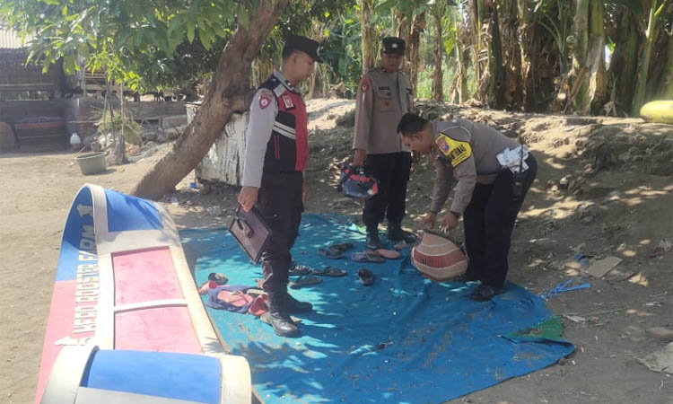 HANYA BARANG BUKTI: Personel Polres Pasuruan di lokasi sabung ayam di sebuah pekarangan rumah di Tambakan, Bangil.