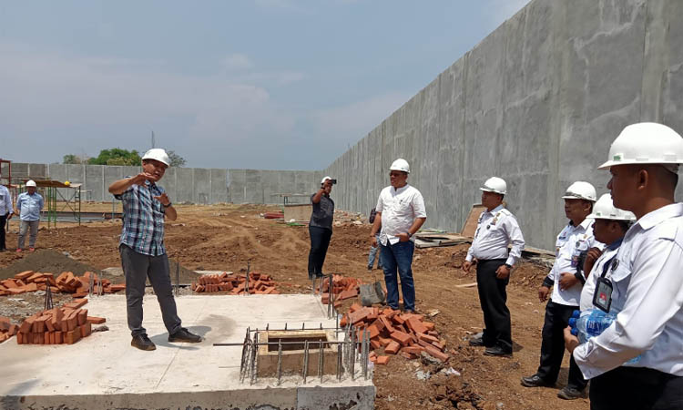 DITINJAU: Direktorat Jenderal Pemasyarakatan ketika di lokasi proyek Smart Prison di Kepel.