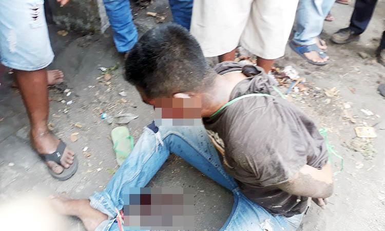 SASARAN AMUK MASSA: Terduga pencurian yang babak belur dimassa sebelum diamankan petugas kepolisian Polsek Gempol, Sabtu (11/11).