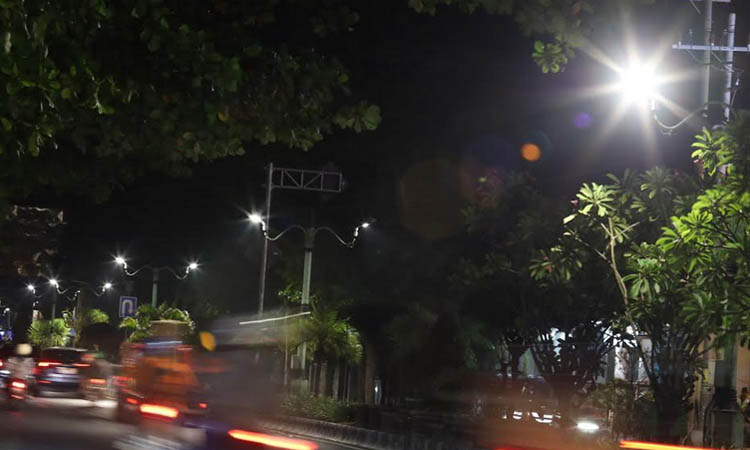 TERUS TERANG: Sejumlah pengendara melintas di Jalan Soekarno-Hatta Kota Probolinggo yang dilengkapi dengan PJU.