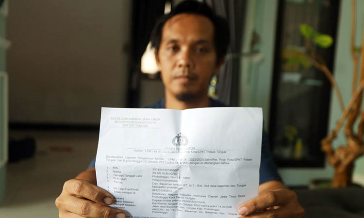 CARI KEADILAN: Ikhlas Subagiyo menunjukkan tanda bukti laporan ke kepolisian atas penganiayaan terhadap dirinya.