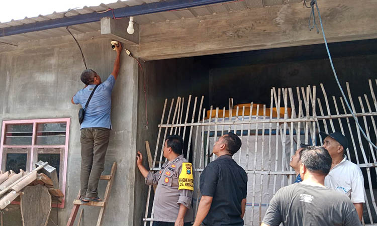 OLAH TKP: Petugas mengecek kondisi CCTV yang tak nyala usai kabelnya dipotong.