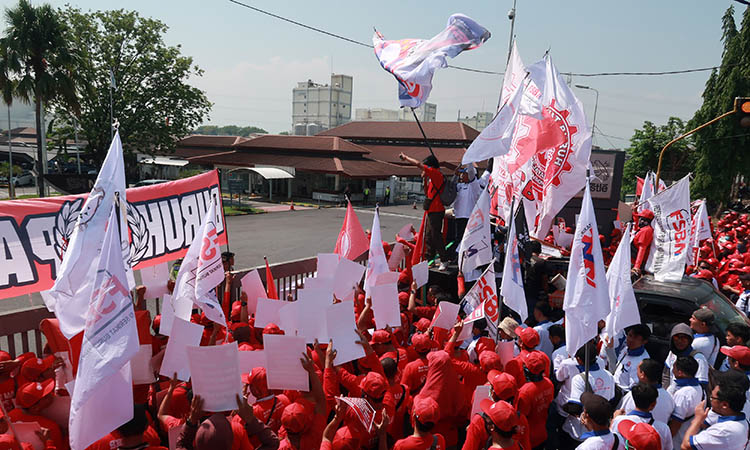 PROTES: Ratusan buruh PT Nestle Indonesia Kejayan Factory unjuk rasa di depan pabrik, Senin (13/11). Mereka menuntut dialog dan PHK sepihak dicabut.
