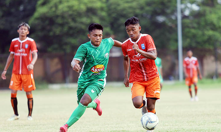 MODAL LIGA 3: Persipro (jersey oranye) saat menjamu Assyabaab di Stadion Bayuangga, Kota Probolinggo.