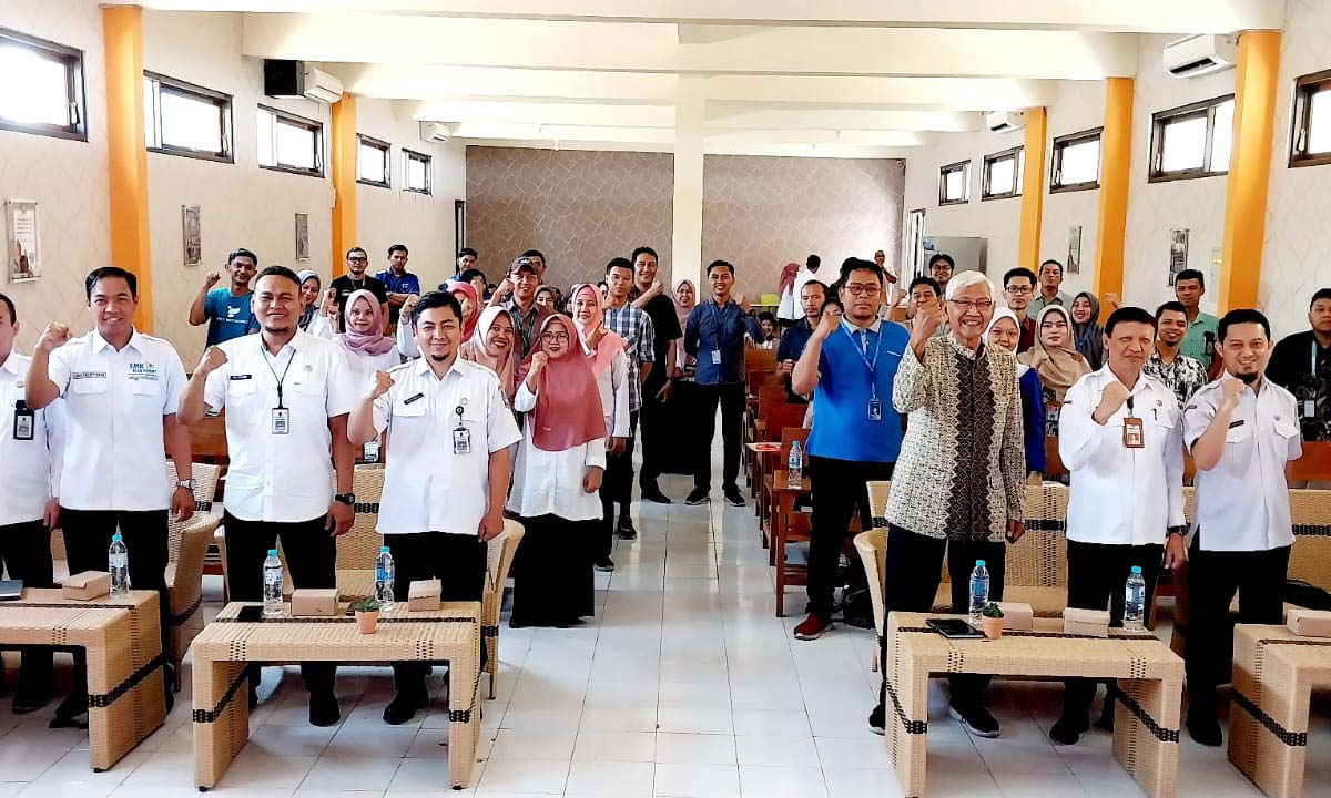 SMK BISA: Para undangan dan pencaker kompak berfoto bersama usai pembukaan Smexa Pro Job Fair Career Expo 2023.