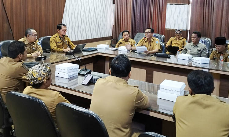 AUDIENSI: Ketua DPC Papdesi Kabupaten Probolinggo Supriyanto menyampaikan persoalan yang dihadapi pemerintah desa.