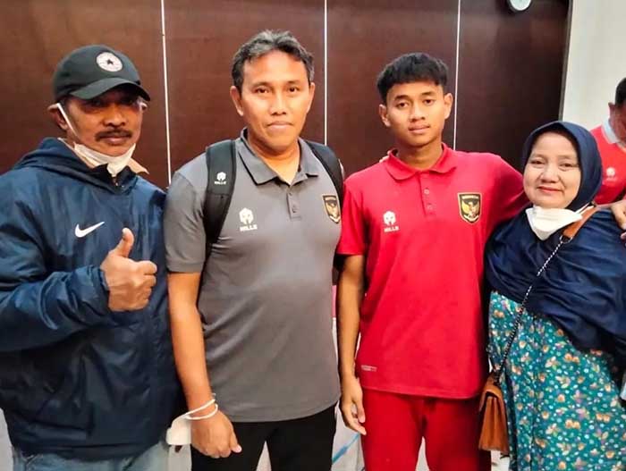 LAGA DI AFF: M. Hanif Ramadhna bersama ayah dan ibunya serta Coach Bima Sakti saat laga di AFF tahun lalu. (Rizki Gusman for Radar Bromo)