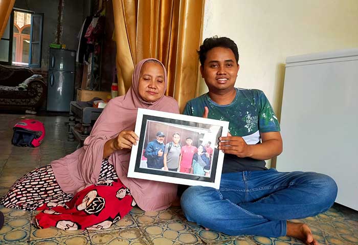 PERKUAT TIMNAS: Rizki Gusman, kakak kandung M. Hanif Ramadan dan ibunya, Rini Sulistyowati saat ditemui di rumahnya di Kauman, Kecamatan Bangil.