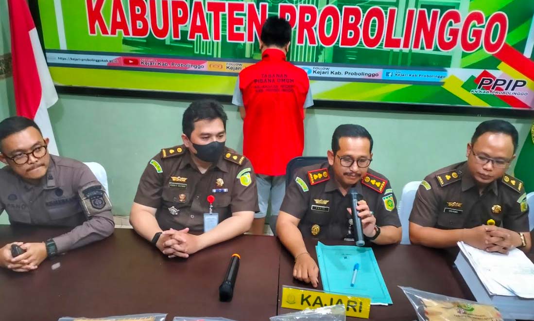 BAKAL DISIDANG: Andrie Wibowo Eka Wardhana (belakang) selaku manajer wedding organizer yang menjadi tersangka atas insiden kebakaran di bukit sabana Bromo.