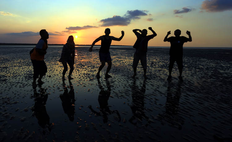 ANDALAN: View keindahan Pantai Permata di Kelurahan Pilang.