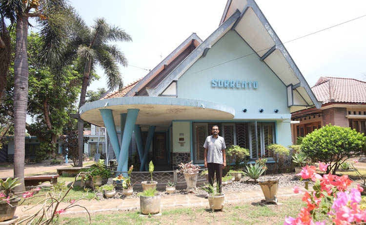 BERTAHAN: Wisma Sorrento di Jalan Mayjen Panjaitan Kota Probolinggo ini dibangun tahun 1963 oleh Muhammad Haniman, pemilik pabrik sarung terbesar di Probolinggo saat itu.