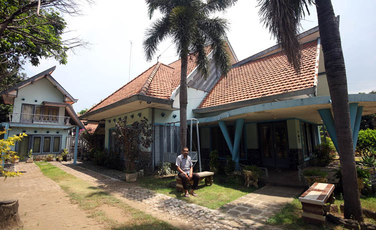 PENGUSAHA: Sorrento selama menjalankan Pabrik Simping miliknya hingga meninggal. Kini wisma itu dirawat cucunya, Yahya Haniman.