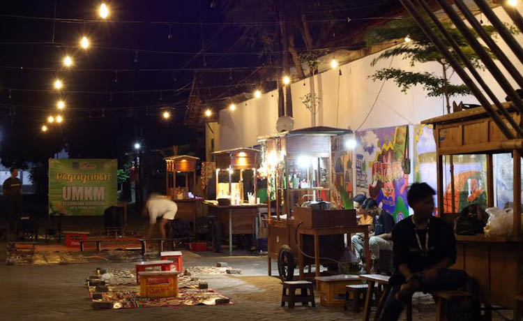 TERANG: Lokasi angkringan di sebelah utara Kantor Kecamatan Mayangan, merupakan jalan tembus dari Jalan Ikan Paus ke Jalan Ikan Cucut.
