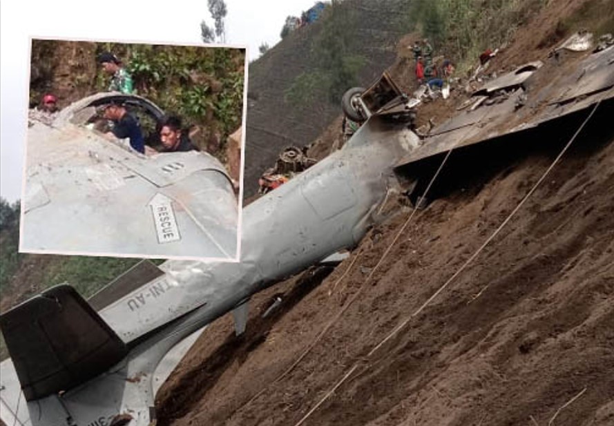 SULIT DIJANGKAU: Bangkai pesawat Super Tucano yang terjatuh di Desa Wonorejo, Kecamatan Lumbang, Kabupaten Pasuruan. Inset, Proses evakuasi dilakukan sejak Jumat (18/11) dan beberapa bagian penting pe