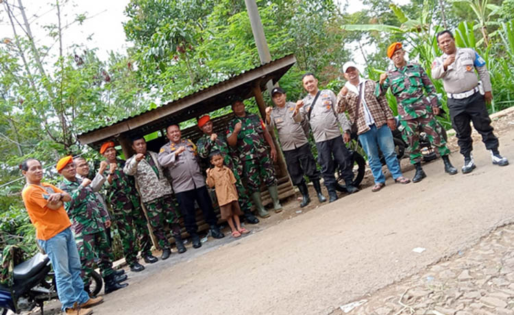 BANYAK PIHAK: Personel lintas instansi yang berjaga di sekitar lokasi evakuasi pesawat Super Tucano yang jatuh di Desa Wonorejo, Kecamatan Lumbang.