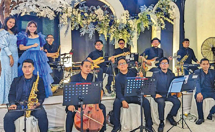 COBA BERAGAM GENRE: Bintang Mandala Putra (kanan belakang) ketika tampil bersama grup bandnya, Selaras Band.