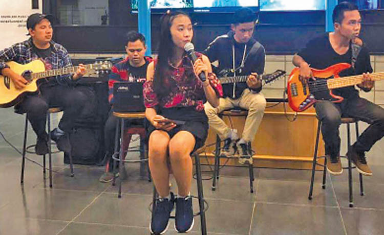 HARUS KOMPAK: Nando Dwi Kurniawan (dua dari kiri) bersama grub bandnya, Silver Band. Sering berlatih menjadi salah satu kunci membangun kekompakan.