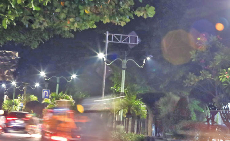 HARUS TERANG: Jalan Soekarno-Hatta di Kota Probolinggo yang sudah dipasang PJU.