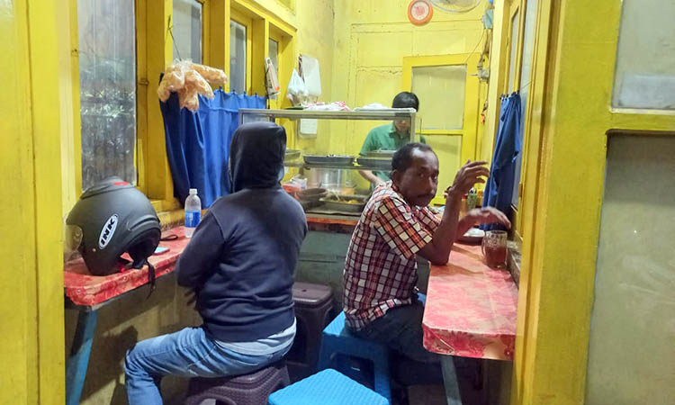 KULINER: Sejumlah warga yang sedang menikmati kuliner malam di salah satu titik kuliner malam di Kota Probolinggo.