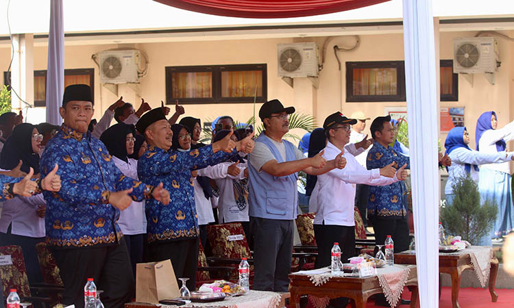 BIAR SEHAT: Senam resik-resik yang diikuti oleh Wali Kota Pasuruan Drs. H. Saifullah Yusuf dan seluruh undangan yang hadir.