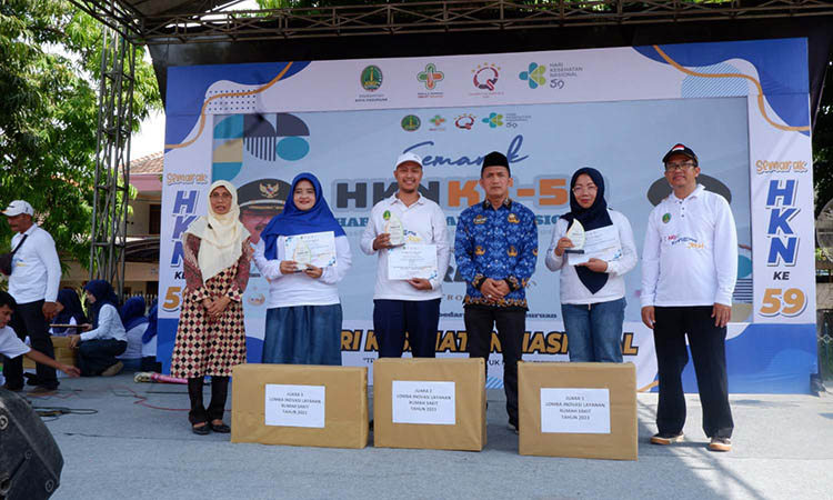 GEMBIRA: Pemenang berbagai lomba yang digelar RSUD dr. R. Soedarsono dalam rangka HKN Ke-59.