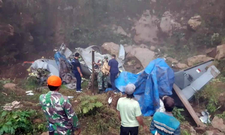 TERJAL: Personel Koramil Lumbang di Desa Wonorejo, Kecamatan Lumbang, Kabupaten Pasururan, tempat pesawat Super Tucano terjatuh.