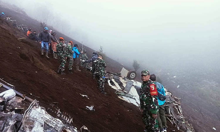 SUDAH DIINVESTIGASI: Personel TNI AU di lokasi pesawat Super Tucano yang jatuh di Desa Keduwung, Kecamatan Puspo, Kabupaten Pasuruan.