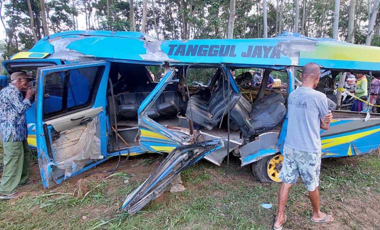 Kondisi minibus usai disasak KA Probowangi di perlintasan tanpa palang Klakah, Kabupaten Lumajang. (Jumai/ Radar Jember)