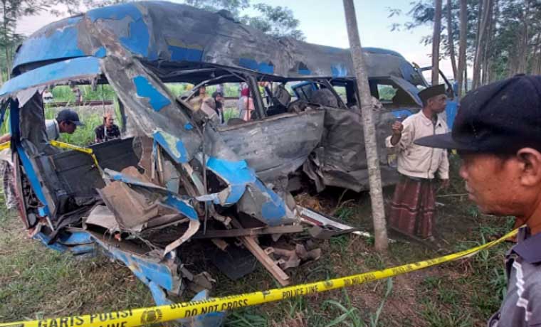RINGSEK: Kondisi mobil Elf yang hancur dalam tragedi kecelakaan di Lumajang. Kecelakaan itu menewaskan total 11 orang. (JUMAI/RJ)