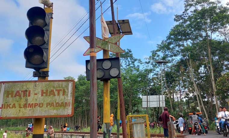 EWS TAK BERFUNGSI: Lokasi kecelakaan maut kereta api Probowangi menabrak minibus di Klakah, Lumajang. EWS di kawasan setempat tak berfungsi. (Jumai/ Radar Jember)