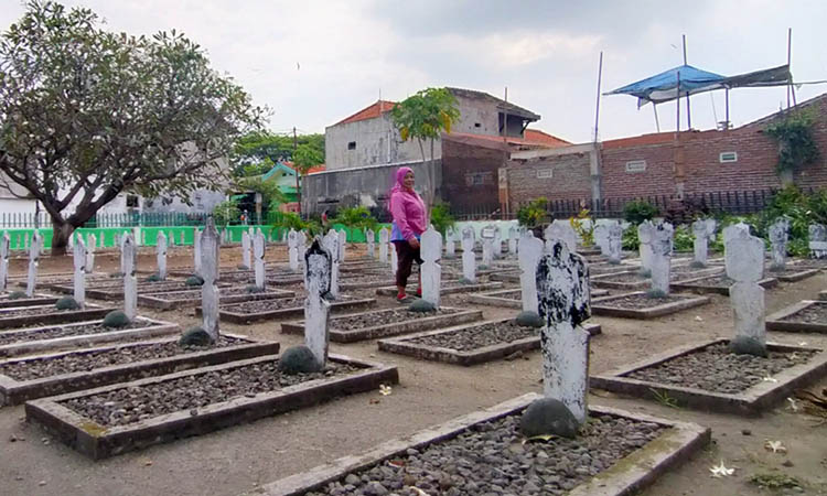 TETAP TERAWAT: Salah satu pengunjung saat mengunjungi Taman Makam Pahlawan di Bangil, beberapa waktu lalu. Untuk perawatan TMP, Pemkab Pasuruan ajukan anggaran Rp 200 juta.