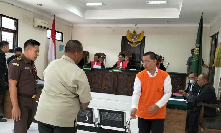 PERDANA: Andrie Wibowo Eka Wardhana saat sidang perkara kebakaran TNBTS di PN Kraksaan Selasa (21/11).